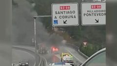 Los Bomberos apagan un coche que estaba ardiendo en la salida de Milladoiro de la AG-56
