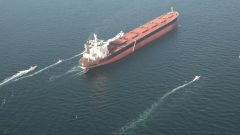 Un petrolero cercado en el estrecho de Ormuz por lanchas iran�es el pasado febrero.