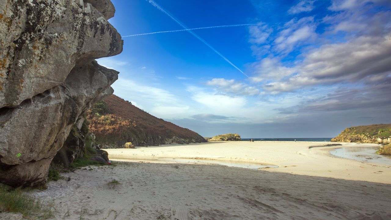 Galicia, que lucirá 118 banderas azules este verano, se consolida como tercera autonomía con más distintivos