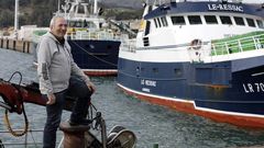 Ant�n P�rez Ben, posando no porto de Celeiro, onde vive, garda moi bos recordos dos anos que faenou coa flota de C�diz nas costas de �frica
