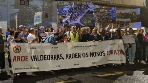 Varias pancartas recordaban el desastre provocado por los fuegos en A Veiga de Cascall y San Vicente de Leira.