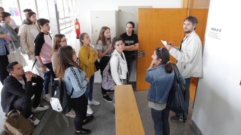 Alumnos entrando al segundo examen de Historia de la Filosofía el viernes por la tarde