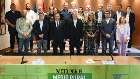 El ministro de Agricultura Pesca y Alimentaci�n, Luis Planas (3i) y el consejero de Medio Rural y Pol�tica Agraria, Marcelino Marcos (4d), entre otros, posan para la foto de familia tras la reuni�n del Gobierno del Principado y las organizaciones firmantes del Pacto por el Medio Rural. EFE/Eloy Alonso