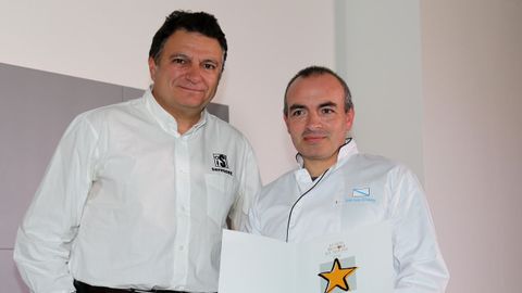 Juan Luis (derecha) recogiendo el reconocimiento