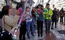 Vecinos de Alcorc�n (Madrid) celebran los 40 millones que se han repartido en la ciudad.