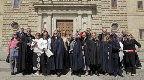 Los cofrades procedientes de Mxico, todos juntos en la explanada de la Compaa al final de la ceremonia 