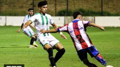 Dar�o Hidalgo, de verde y blanco, en un partido con el Antequera