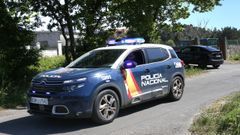 Una patrulla de la Polic�a Nacional se desplaz� a Oleiros, donde un  coche f�nebre traslad� los restos de vecino que muri� aplastado por un tractor
