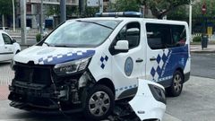 El furg&oacute;n de la Polic&iacute;a Local de A Coru&ntilde;a que fue embestido por el coche kamikaze
