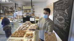 Fernando Leis, en una foto de archivo, mostrando las bicas solidarias de O Pan de Leis. La iniciativa solidaria se retoma a partir de ma�ana para recaudar fondos a favor de las v�ctimas de la guerra en Ucrania. El 20 % de las ventas ser�n donados a esta causa. 