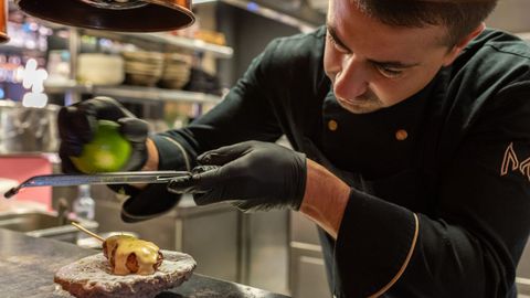 Marab�. La braser�a ubicada en la  Avenida de Garc�a Barb�n, 30, presenta la ex�tica tapa Satay balin�s al carb�n. Cuesta 4 euros. 