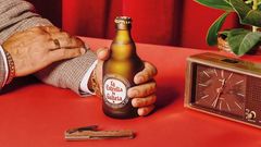 Botella que lanza al mercado Estrella Galicia, imitando a la original de 1906