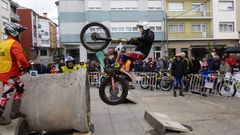 Numeroso p�blico observ� el espect�culo en la Praza do Concello.