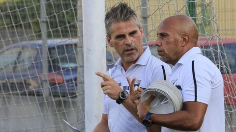 Josito (a la izquierda) con su segundo en el equipo tcnico, en una foto del pasado 9 de agosto en el primer entrenamiento de pretemporada del Lemos 