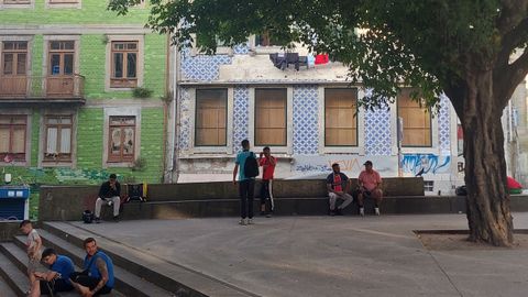 Una de las plazas de Oporto donde se suelen reunir integrantes de la comunidad musulmana.