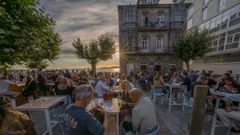 La terraza del bar El Castro�de Vigo se convierte en un punto de encuentro para quienes buscan una de las mejores vistas de la ciudad a �ltima hora del d�a.
