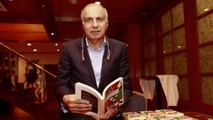 Mohamed Safa con su �ltimo libro