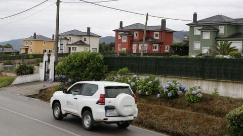 Cuatro de los seis chales con orden de demolici�n, junto a la playa de L�ngara, en Barreiros