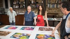 El catedr�tico Jos� Fuentes (en el centro) imparti� el curso de litograbado este fin de semana en el taller del Mugart