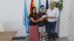 El alcalde, Jos� Manuel L�pez, y la edila de Deportes, Patricia Bello, con Pedro V�zquez Ramil.