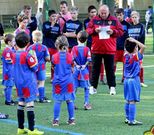 Marco Otero, hablando a un grupo de ni�os del Basilea cuando �l dirig�a el f�tbol base de ese club.