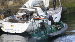 Imagen de archivo de un velero requisado en aguas abiertas cargado con un alijo de cocaína.