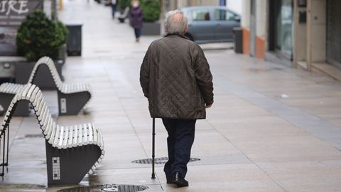 Personas mayores paseando por Ferrol