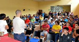 En Ribadeo (en la imagen, ayer) la uni�n de los IES oblig� a reestructurar tambi�n al profesorado.