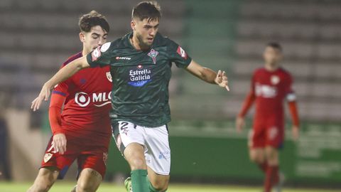 Gelardo persigue a Jardí en un partido disputado en la campaña 22-23 en Primera RFEF.