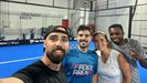 Borja, Enrique y Silvia, de izquierda a derecha, junto a un trabajador del club de Dubi en el que trabajan los tres.