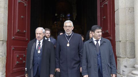 Miguel Fernández, ayer en el funeral por Paula Alvarellos, secundado por José Tomé y Pedro Blanco
