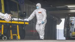 Imagen del traslado de un enfermo en el Marcide