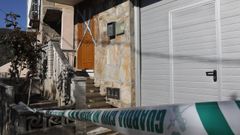 La vivienda de As Ermidas en la que ocurrieron los hechos, precintada por la Guardia Civil