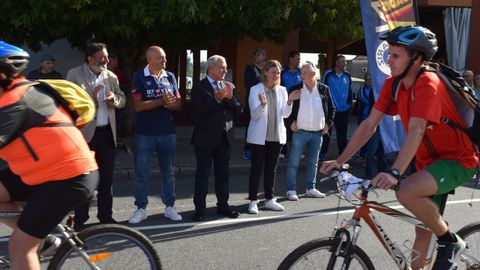 Aplaudiendo a los participantes de la marcha ciclista por Antas