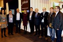 C�sar Antonio Molina, con la delegaci�n fisterrana.