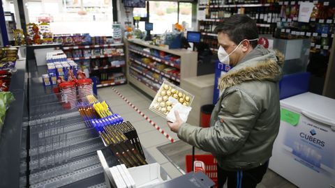 Comprando pasteles por el da del padre en una pastelera de Viveiro