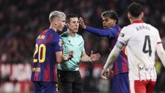 Lamine Yamal y Dani Olmo protestando una acci�n con C�sar Soto Grado, colegiado del Girona-Barcelona