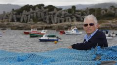 Tom�s Ben Losada, marinero jubilado, en el porti�o de Mor�s