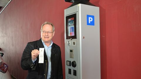  El concejal de Medio Ambiente y Movilidad, Aurelio Mart�n, junto a uno de los nuevos parqu�metros de la ORA