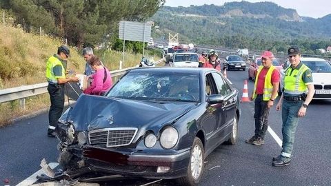 Uno de los cuatro vehculos implicados en la colisin en cadena en la A-52 en Barbads.