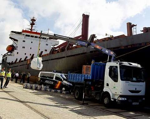 <span lang= es-es >Mercanca para un solo cliente</span>. El SV Nikolay, un mercante de  114 metros de eslora era un supermercado flotante que en este viaje traa 108 fardos  de coca para un nico cliente.