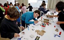 A destreza dos rapaces coas ferramentas coas que traballan resulta moi chamativa.