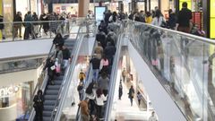 Personas abarrotando un centro comercial durante el per�odo de rebajas.