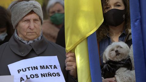 Concentraci�n convocada por la Asociaci�n de Ucranianos en Asturias en repulsa hacia el ataque de Rusia contra su pa�s