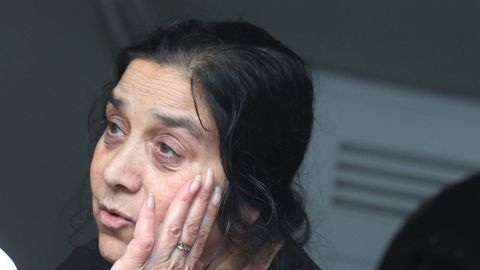 Una vecina, familiar de algunos de los heridos, relatando lo sucedido en la ma�ana de este jueves.