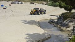 Trabajos de redistribuci�n de la arena en la playa de Areas, en Sanxenxo