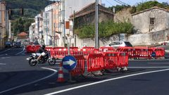 Imagen tomada este s�bado de coches circulando por la glorieta, todav�a en obras. 