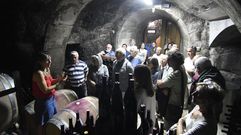 Un grupo de visitantes en la zona de crianza de una bodega de la denominaci�n