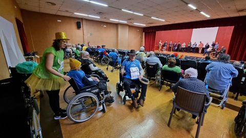 Los mayores, disfrutando del concierto de Canta nas Croas y celebrando el carnaval. 