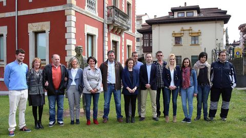 Miembros de Foro Asturias en Cangas de On�s. Celia Garc�a es la tercera por la derecha